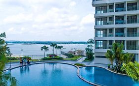 Scenic Country Garden Danga Bay By Lions Bay